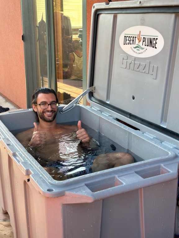 A man enjoying his cold plunge tub from Desert Plunge outside on a beautiful day.