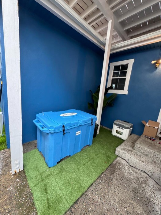 A blue cold plunge tub from Desert Plunge outside on a customer's patio